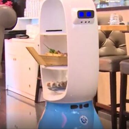 疫情反弹明显 意大利引进中国智造的送餐机器人应对疫情