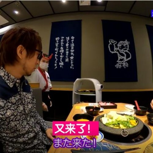 日本餐厅开始机器人无接触送餐 顾客表示：惊奇，有趣